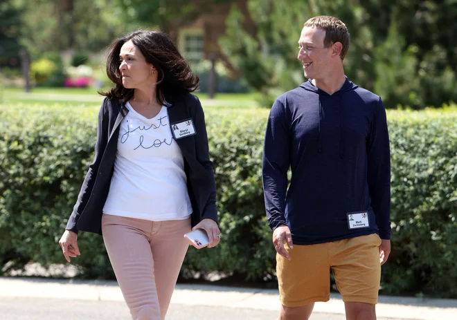 Milijarde v kratkih hlačah: ustanovitelj Facebooka Mark Zuckerberg z direktorico Sheryl Sandberg. Foto Kevin Dietsch/AFP