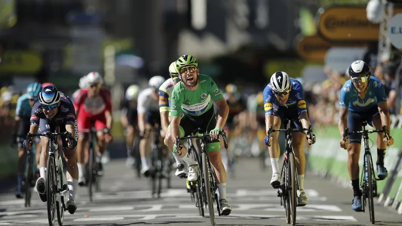 Fotografija: Mark Cavendish (v zelenem) je v 13. etapi Toura pisal zgodovino. FOTO: Benoit Tessier/Reuters