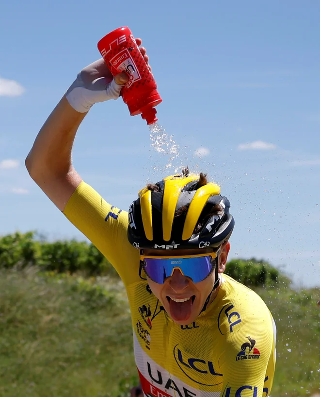 Tadeja Pogačarja in tekmece je bičala huda pripeka. FOTO: Stephane Mahe/Reuters