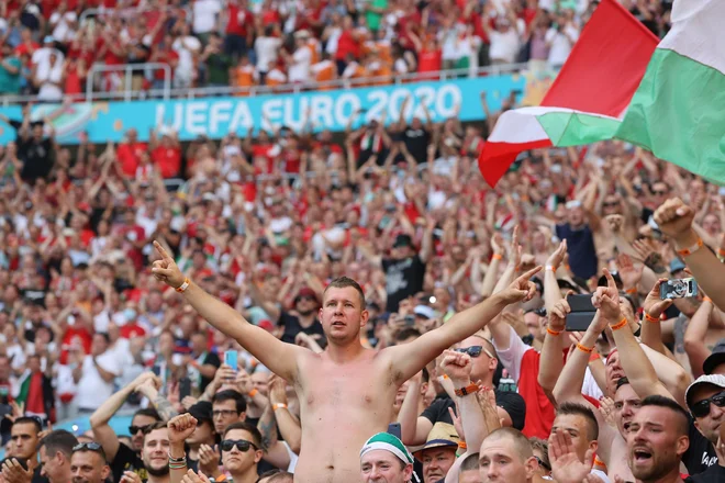 Pogled na nabito polne tribune štadiona Puskas Arena v Budimpešti med tekmo drugega kola skupinskega dela med Madžarsko in Francijo. FOTO: Bernadett Szabo/Reuters