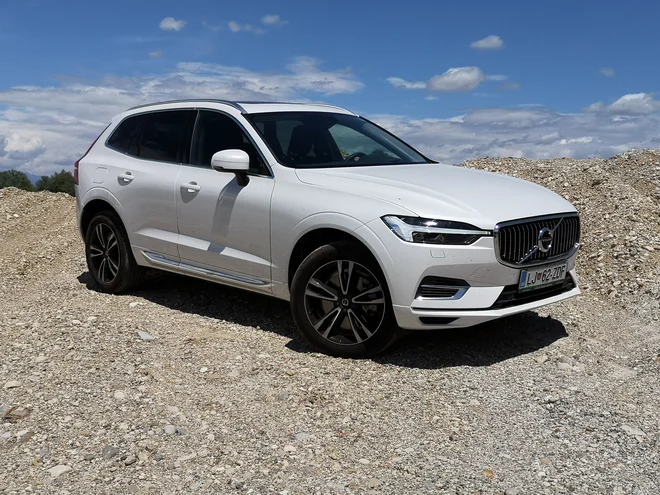 Ker je CX60 PHEV opremljen tudi s terenskim voznim programom, se brez težav zapeljete tudi po zahtevnejših terenih. FOTO: Gregor Pucelj