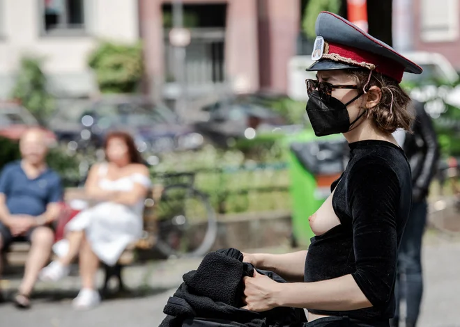 Včeraj je v Berlinu potekal množični protest za enakost vseh teles in proti diskriminaciji ženskih teles v javnem prostoru. FOTO: Paul Zinken/Afp<br />
<br />
<br />
