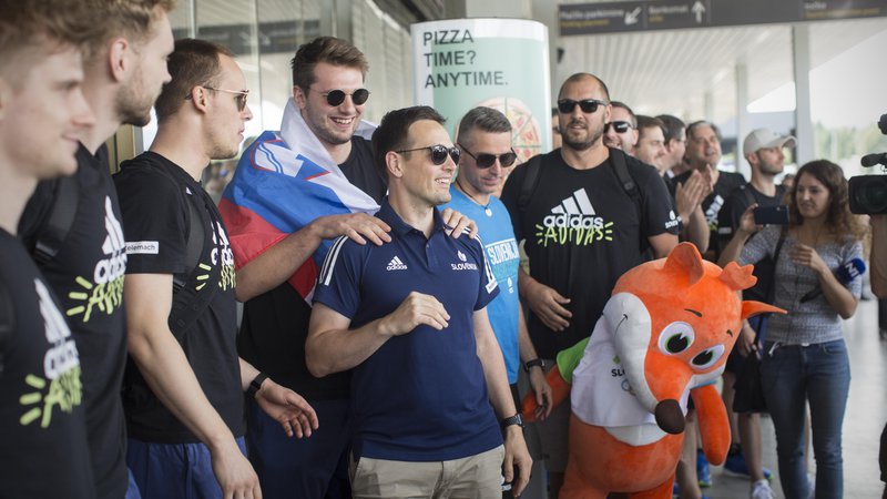 Fotografija: Slovenski košarkarji so se takole veselili ob prihodu v domovino, potem ko so zmagali na kvalifikacijskem turnirju za OI. FOTO: Jure Eržen/Delo
