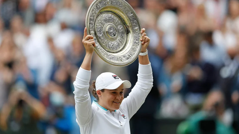 Ashleigh Barty je ponosno dvignila wimbledonsko lovoriko. FOTO: Peter Nicholls/AFP