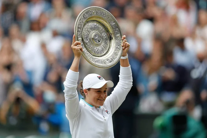 Ashleigh Barty je ponosno dvignila wimbledonsko lovoriko. FOTO: Peter Nicholls/AFP