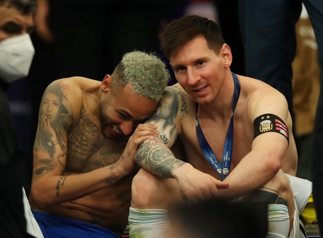 Neymar in Lionel Messi sta bila najprej tekmeca, potem pa velika prijatelja. Brazilec je iskreno privoščil Argentincu prvi reprezentančni naslov. FOTO: Ricardo Moraes Reuters