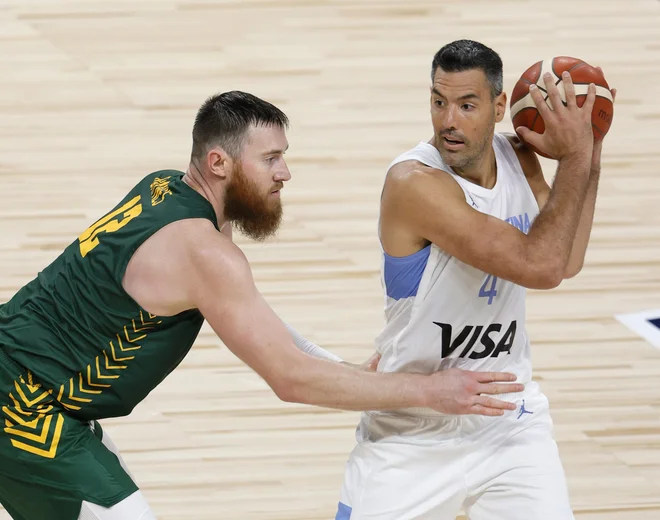 Večno mladi Luis Scola je tudi slovenskemu znancu Aronu Baynesu pokazal, kaj zmore pri 41 letih starosti. FOTO: Ethan Miller/AFP