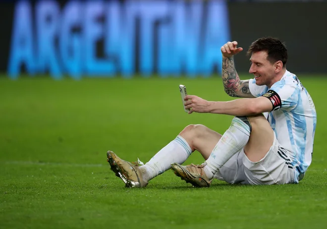 Tako srečnega Lionela Messija, kot je bil po zmagi Argentine proti Braziliji v finalu južnoameriškega prvenstva, že dolgo ni bilo videti. FOTO: Ricardo Moraes/Reuters