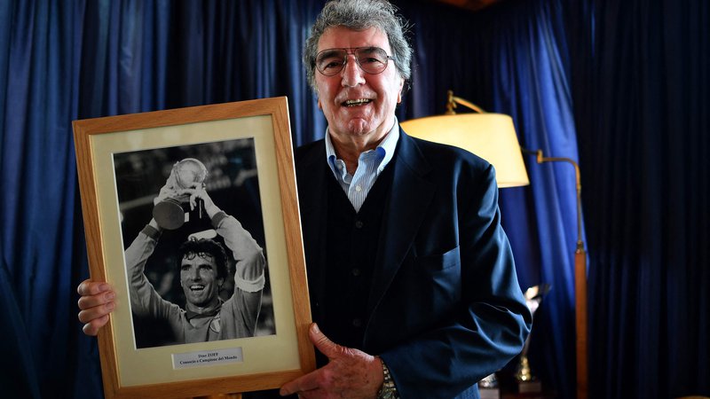 Fotografija: Legendarni vratar Dino Zoff je bil z Italijo prvak na euru 1968 in na mundialu 1982. Kot selektor italijanske izbrane vrste pa je izgubil finale eura 2000 po zaslugi zlatega gola francoskega napadalca Davida Trezegueta v Rotterdamu. FOTO: Alberto Pizzoli/AFP