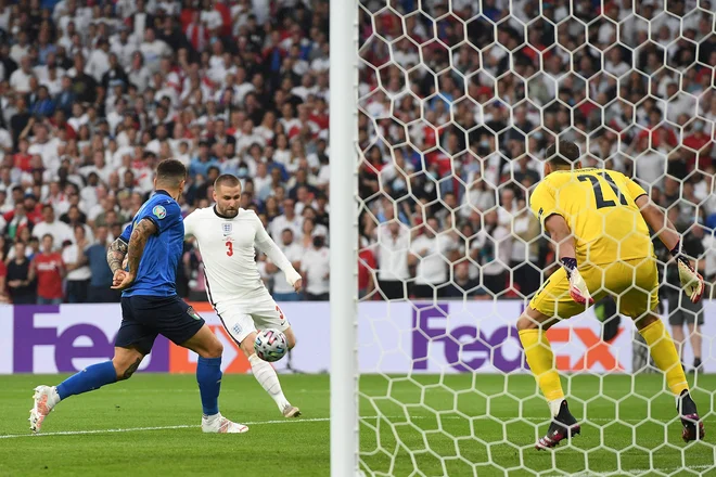 Shaw (v belem dresu) je dosegel najhitrejši gol v zgodovini finalnih tekem eura. FOTO: Andy Rain/AFP