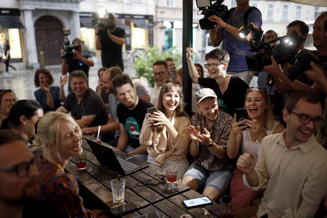 Že pred 19. uro je bilo mogoče slutiti dobre rezultat. FOTO: Blaž Samec/Delo