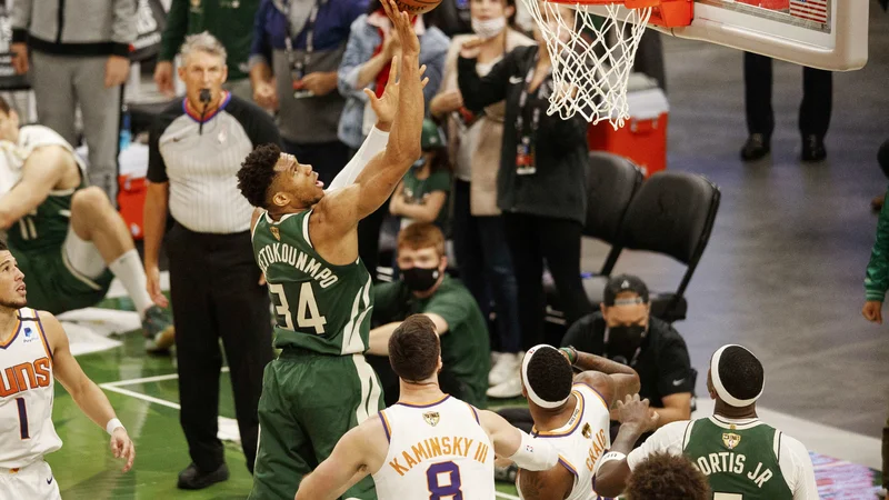 Fotografija: Giannis Antetokounmpo je postal prvi košarkar po LeBronu Jamesu in letu 2016, ki je na dveh zaporednih tekmah velikega finala dosegel več kot 40 točk. FOTO: Jeff Hanisch/Usa Today Sports