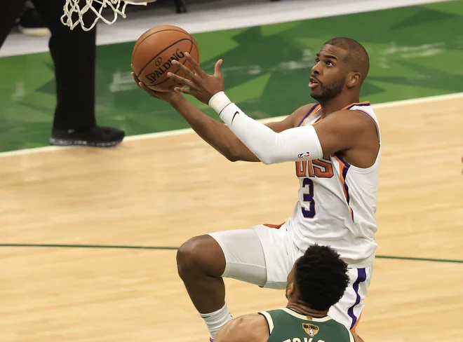 Phoenixov veteran Chris Paul je bil prvi strelec gostujočega moštva. FOTO: Justin Casterline/AFP