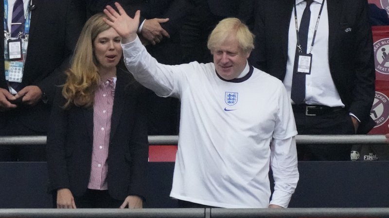Fotografija: Britanski predsednik vlade Boris Johnson je nogometašem dal vedeti, da so rojaki ponosni nanje kljub nesrečnem razpletu evropskega prvenstva. FOTO: Frank Augstein/AFP