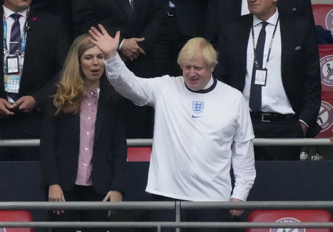 Britanski predsednik vlade Boris Johnson je nogometašem dal vedeti, da so rojaki ponosni nanje kljub nesrečnem razpletu evropskega prvenstva. FOTO: Frank Augstein/AFP