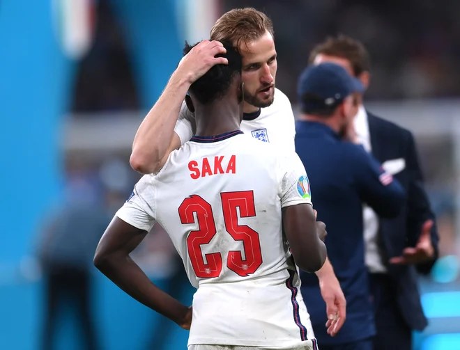 Harry Kane je kapetansko tolažil nesrečenga najstnika. Bukayo Saka je zgrešil zadnji strel z bele točke. FOTO: Laurence Griffiths/Reuters