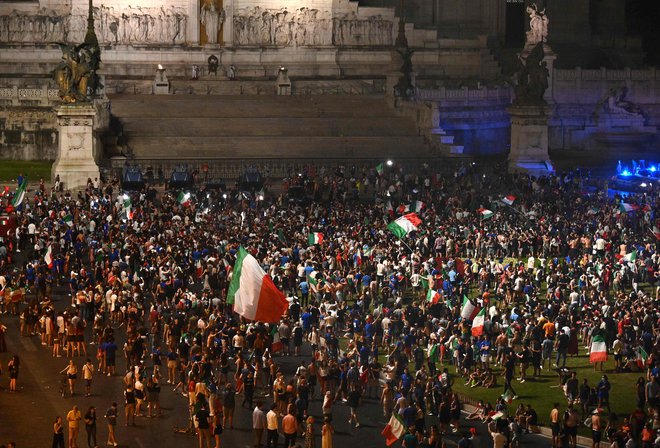 Sinoči je bilo v Rimu in skorja povsod po drugih mestih vse v znaku slavja nogometašev na evropskem prvenstvu. FOTO: Vincenzo Pinto/AFP
