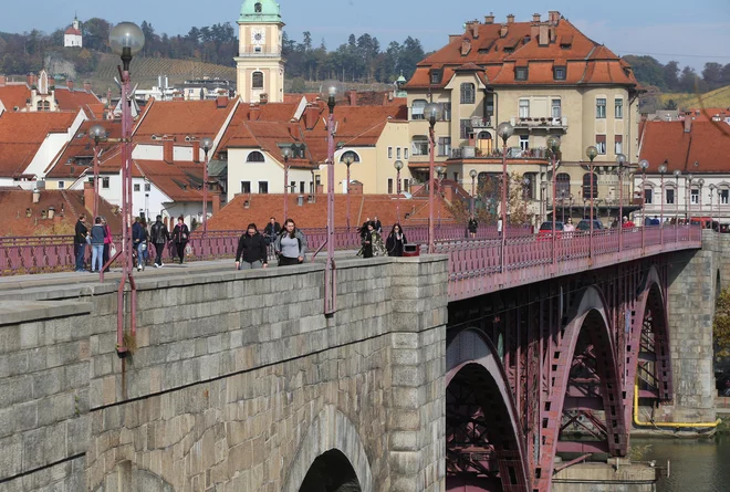 Delež pozitivnih PCR-testov je znašal 2,1 odstotka. FOTO: Tadej Regent/Delo