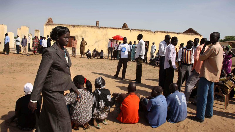 Fotografija: Vrsta pred enim od volišč v času referenduma leta 2011, na katerem so prebivalci Južnega Sudana s plebiscitarno večino podprli ustanovitev lastne države. Foto: Jure Eržen/Delo