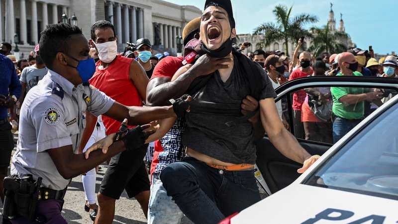 Fotografija: Policija je v nedeljo aretirala več udeležencev množičnih protestov proti vladi Miguela Díaz-Canela, kakršnih na Kubi ne pomnijo. Foto: Yamil Lage/Afp