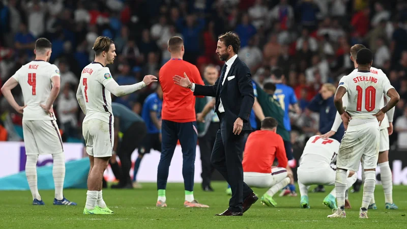 Fotografija: Gareth Southgate čestita Jacku Grealishu po dramatičnem razpletu finala. FOTO: Paul Ellis/Reuters