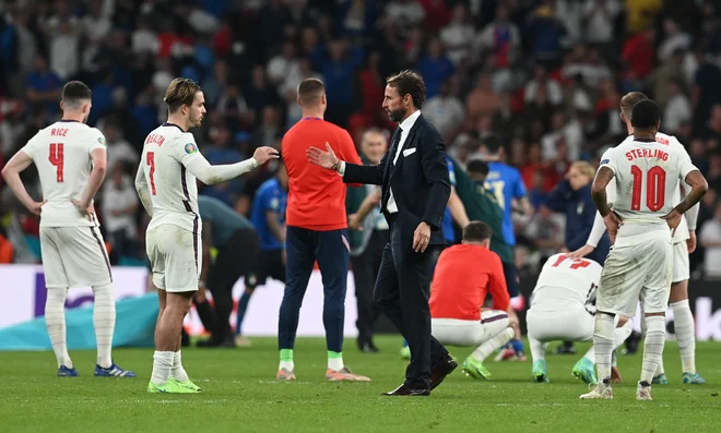 Gareth Southgate čestita Jacku Grealishu po dramatičnem razpletu finala. FOTO: Paul Ellis/Reuters