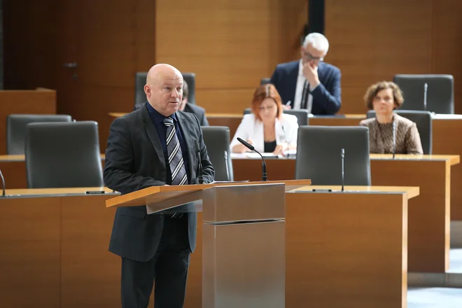 Kot je v zahtevi za sklic izredne seje pojasnila skupina državnih svetnikov s prvopodpisanim<strong> </strong>Bogomirjem Vnučcem, so vsi trije zakoni nujni za blažitev posledic krize zaradi epidemije, interventni zakon pa vsebuje tudi ureditev turističnih bonov, zato je pomembno, da čim prej stopijo v veljavo.&nbsp;<br />
FOTO: Leon Vidic/Delo