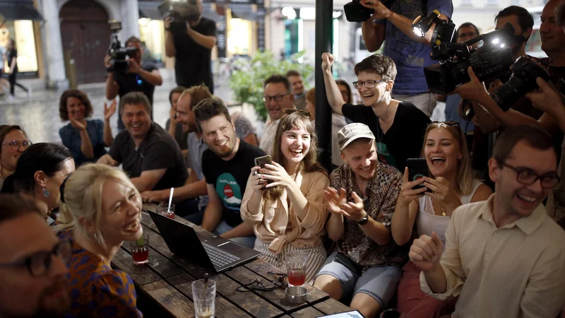 Fotografija: Množični odziv volivcev na pozive pobudnikov referenduma in plebiscitarno zavrnitev novele zakona o vodi je mogoče razumeti tudi kot zavračanje aktualne vlade, ki jo morebiti čaka nova konstruktivna nezaupnica. FOTO: Blaž Samec