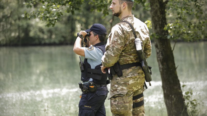 Fotografija: Čeprav število nelegalnih prehodov meje upada, slovenskim policistom pri nadzoru pomagajo tudi kolegi iz tujine. FOTO: Uroš Hočevar/Delo
