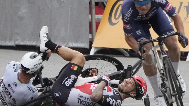 Fotografija: Peter Sagan, levo, se je poškodoval ob padcu v sprintu 3. etape letošnjega Toura. FOTO: Christophe Ena/AFP
