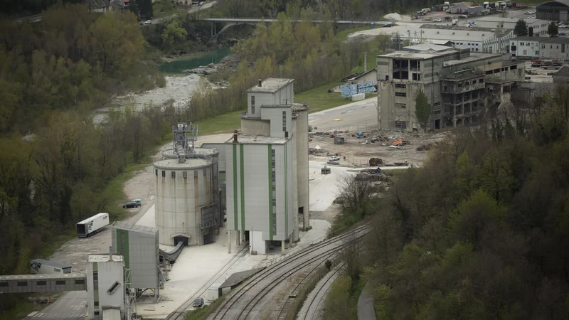 Fotografija: Izenačitev vseh mejnih vrednosti izpustov škodljivih snovi v zrak za sosežigalnice s tistimi, ki jim po zdajšnjih predpisih morajo slediti sežigalnice, bi po mnenju ministrstva za okolje verjetno pomenilo ukinitev sosežiga odpadkov v cementarni. FOTO: Jure Eržen/Delo