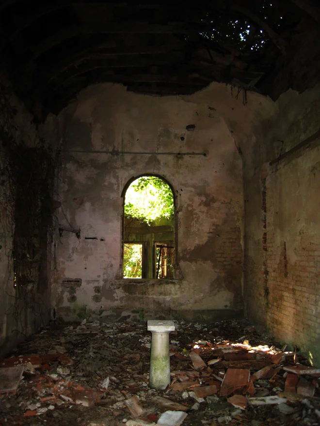 Je kapela ob vsej grozi sploh lahko opravljala svojo vlogo, se vpraša sprehajalec na otoku Poveglia. FOTO: Aleš Nosan
