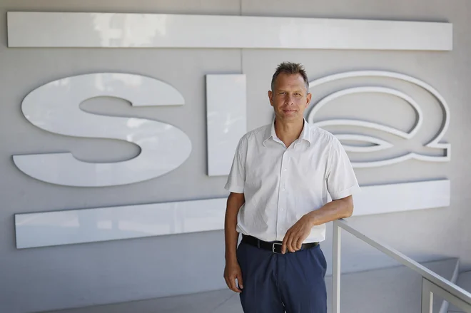Direktor SIQ Gregor Schoss pravi, da v SIQ lahko pregledajo varnostna in EMC-testiranja, kibernetsko varnost in izvedejo preizkušanja po raznih harmoniziranih standardih, zato stranki ni treba tega pridobivati po različnih institucijah. FOTO: Leon Vidic/Delo