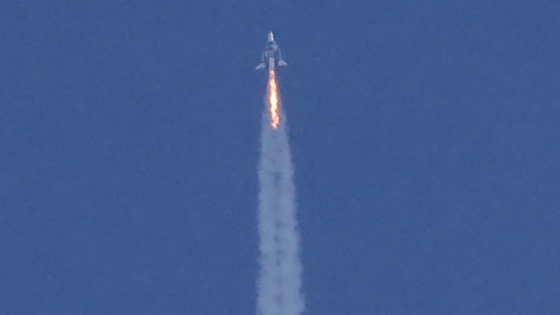 Fotografija: Izstrelitev VSS Unity v ameriški Novi Mehiki. Foto Joe Skipper/Reuters