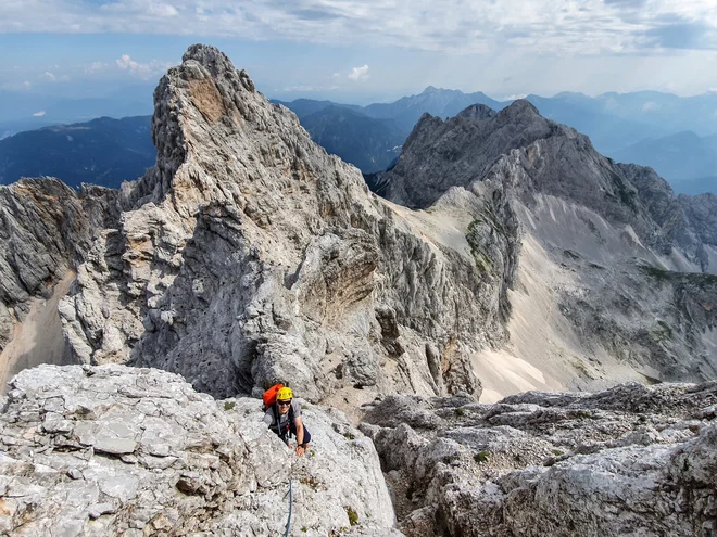 Nekaj novega predstavlja tudi rokovanje z alpinistično, plezalno opremo. FOTO: Luka Stražar