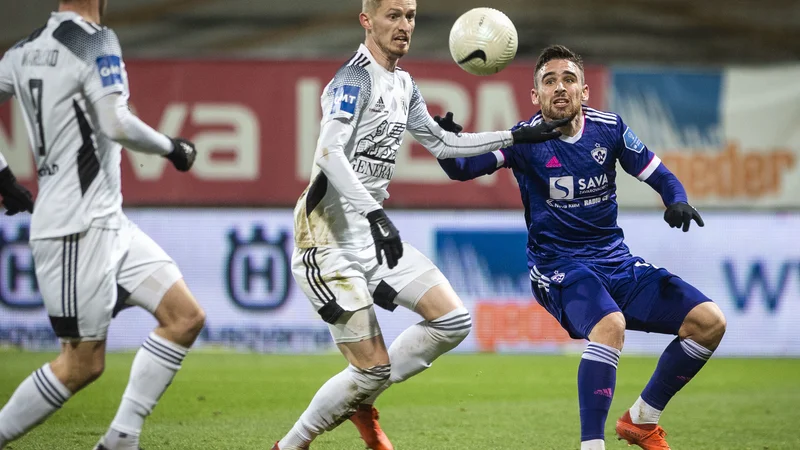 Fotografija: Matic Maruško (levo), Žan Karničnik in drugi soboški nogometaši so pred novim podvigom in uvrstitvijo v 2. kolo kvalifikacij za ligo prvakov. FOTO: Jure Banfi/ Sobotainfo