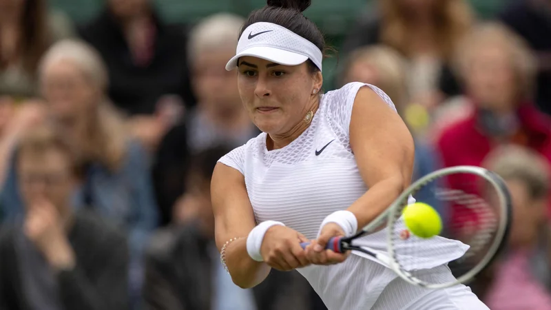 Fotografija: Bianca Andreescu (na fotografiji) med nastopom v prvem kolu Wimbledona. FOTO: Simon Bruty/AFP