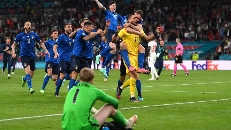 Fotografija: Donnarumma (v rumenem dresu) je začel slaviti šele takrat, ko je videl, da proti njemu tečejo soigralci. FOTO: Laurence Griffiths/Reuters
