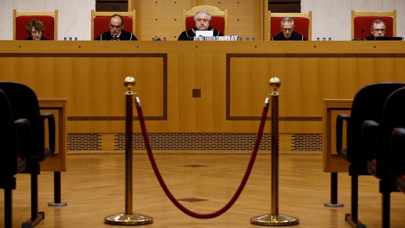 Fotografija: V ozadju spora je poljska sodna reforma, ki se jo je vladajoča stranka Zakon in pravičnost lotila takoj, ko je pred šestimi leti prišla na oblast, in je vplivala tudi na poljsko ustavno sodišče. FOTO: Kacper Pempel/Reuters