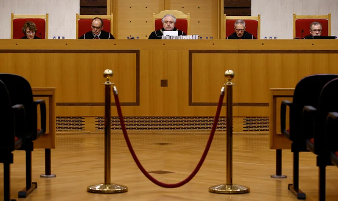 V ozadju spora je poljska sodna reforma, ki se jo je vladajoča stranka Zakon in pravičnost lotila takoj, ko je pred šestimi leti prišla na oblast, in je vplivala tudi na poljsko ustavno sodišče. FOTO: Kacper Pempel/Reuters
