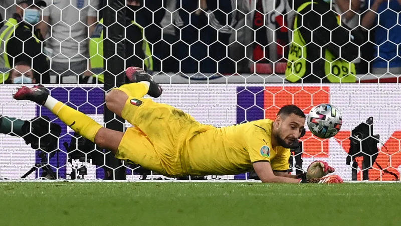 Fotografija: Junak azzurrov Gianluigi Donnarumma je v idelani enajsterici eura. FOTO: Paul Ellis/AFP