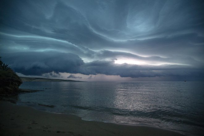 Meteorologi zvečer pričakujejo burno vreme zlasti ob zahodni obali Istre, ponoči pa tudi v Kvarnerju. FOTO: Matej Družnik/Delo