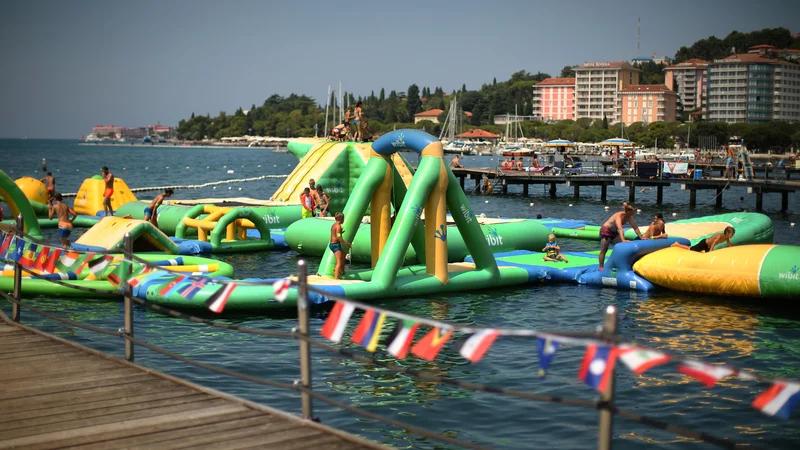 Fotografija: Zabaviščni vodni park ob portoroški plaži. FOTO: Jure Eržen/Delo