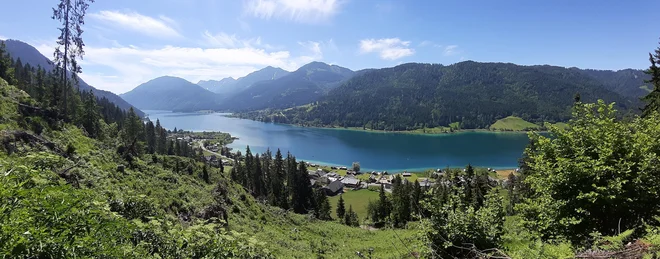 Panoramska kolesarska pot se dvigne kakšnih 300 metrov nad najvišje ležeče kopalno jezero v Alpah. FOTO: Mitja Felc/Delo