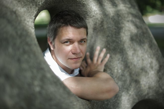 Gašper Beguš, znanstvenik, ki raziskuje skrivnosti komunikacije kitov glavačev. FOTO: Uroš Hočevar/Kolektiff