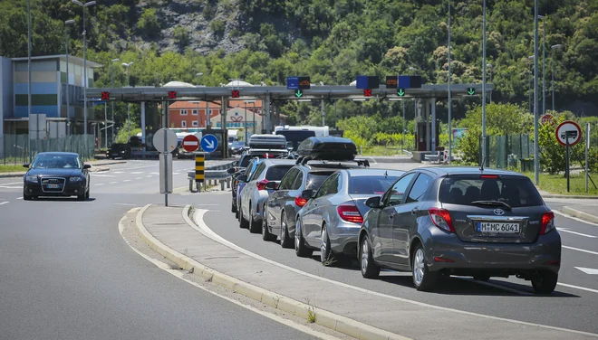 Vlada je prejšnji teden sprejela odločitev, da bo od četrtka dalje možen vstop v državo vsem, ki bodo predložili dokazilo o negativnem PCR ali hitrem testu na novi koronavirusom. FOTO: Jože Suhadolnik