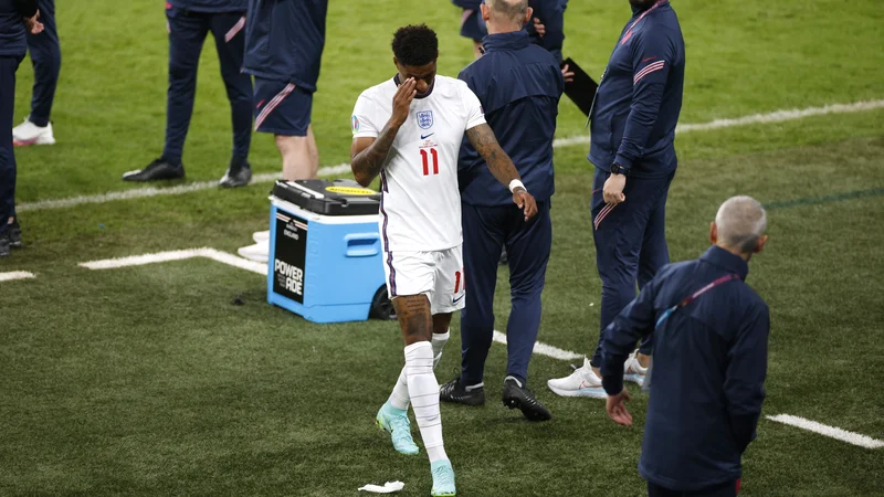 Fotografija: Marcus Rashford razočaran zapušča zelenico štadiona Wembley po finalni tekmi eura 2020. FOTO: John Sibley/Reuters