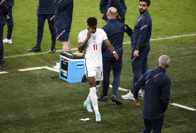 Marcus Rashford razočaran zapušča zelenico štadiona Wembley po finalni tekmi eura 2020. FOTO: John Sibley/Reuters
