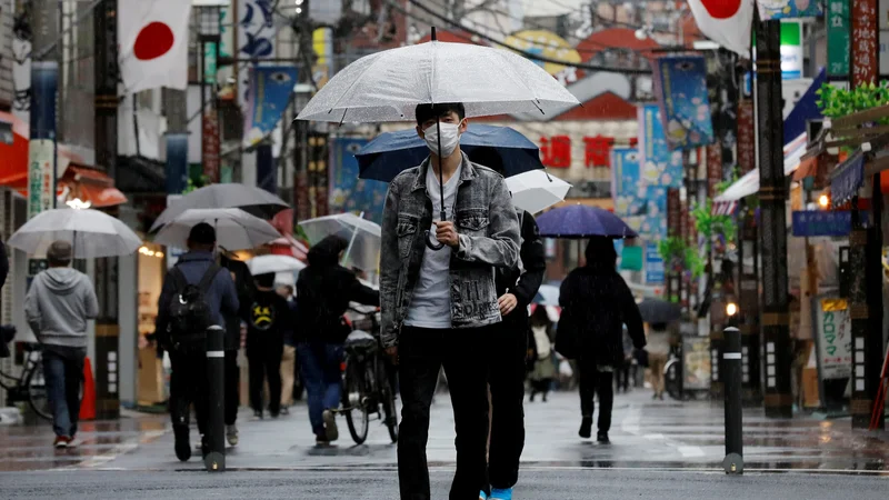 Fotografija: Pogled na lokalno tokijsko nakupovalno ulico nekaj dni pred začetkom olimpijade. FOTO: Kim Kyung-hoon/Reuters