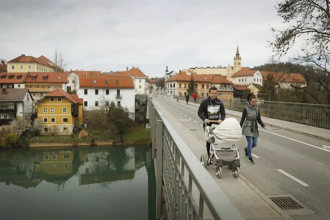 14-dnevna pojavnost se je včeraj znova povečala in zdaj znaša 30,8 na 100.000 prebivalcev. FOTO: Leon Vidic/delo